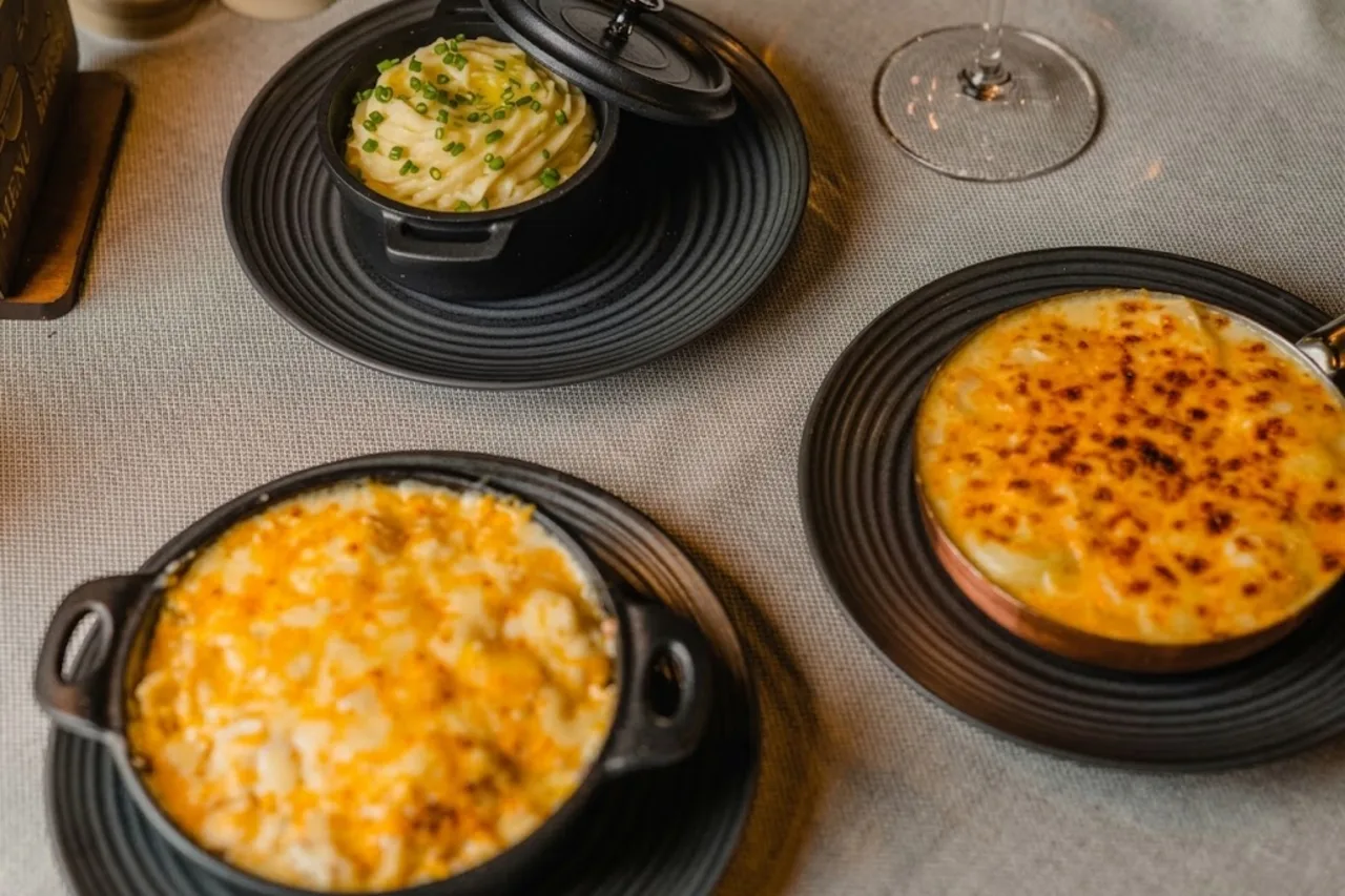 Contornos: puré de papa, mac & cheese y gratín