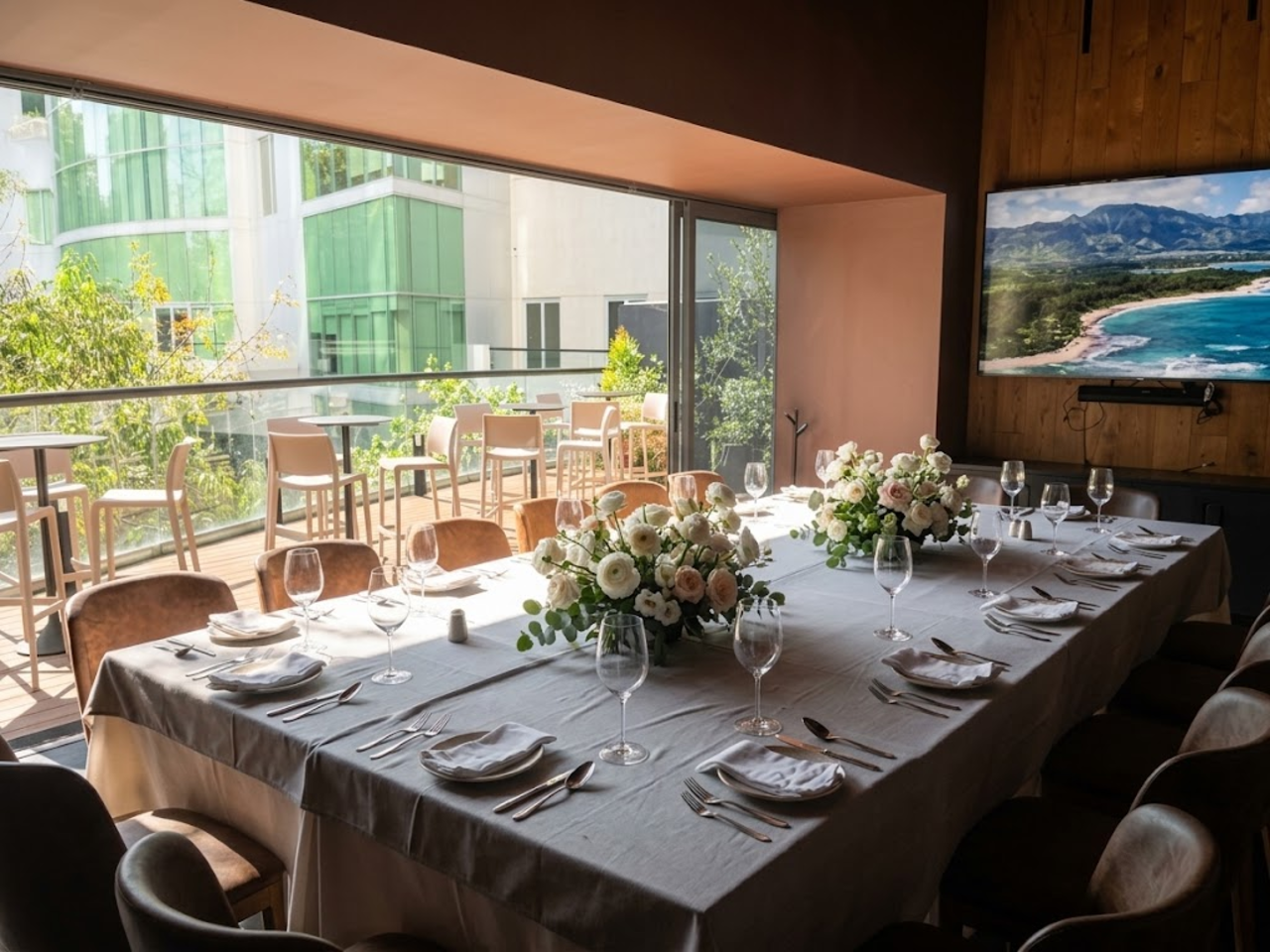 Salón Presidencial: mesa vestida frente a la terraza