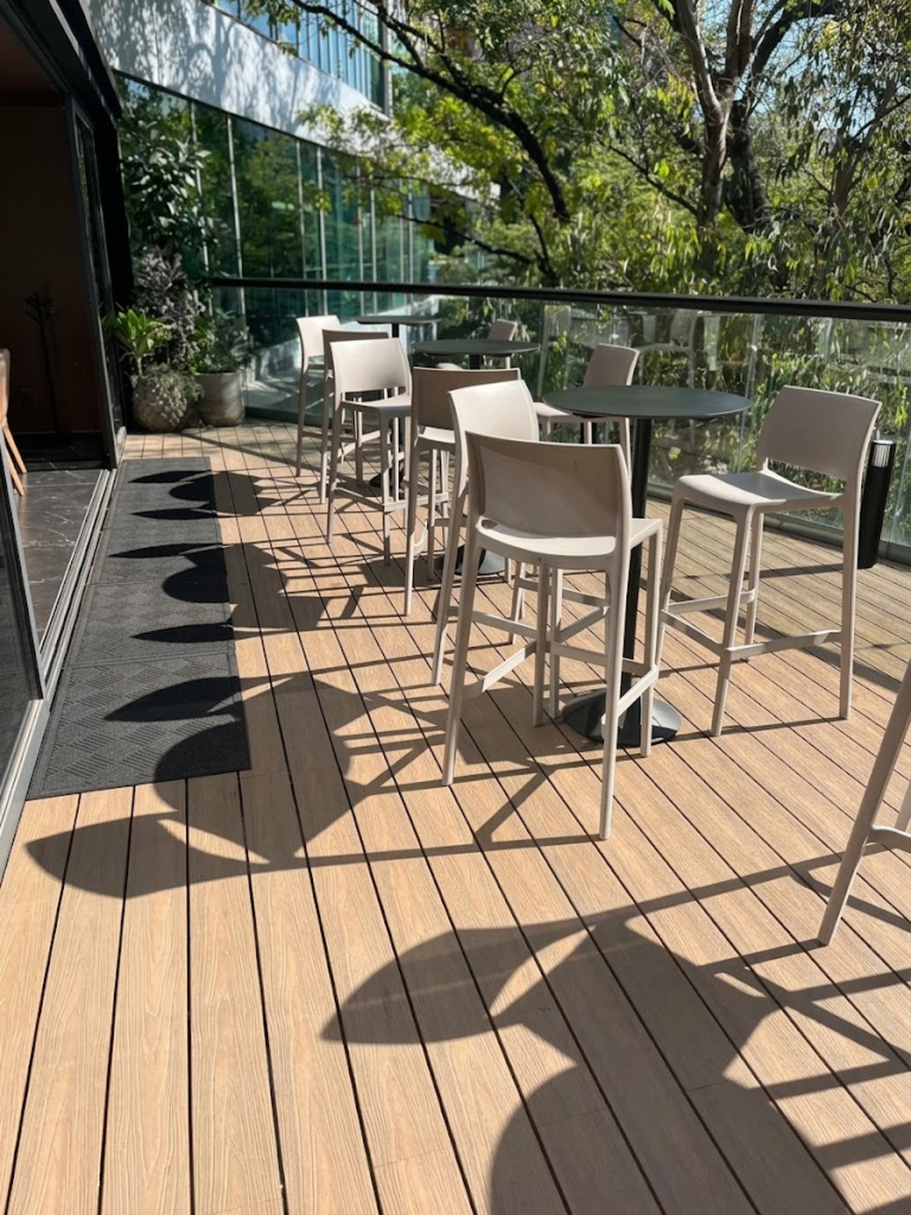 Salón Presidencial: terraza con barra alta
