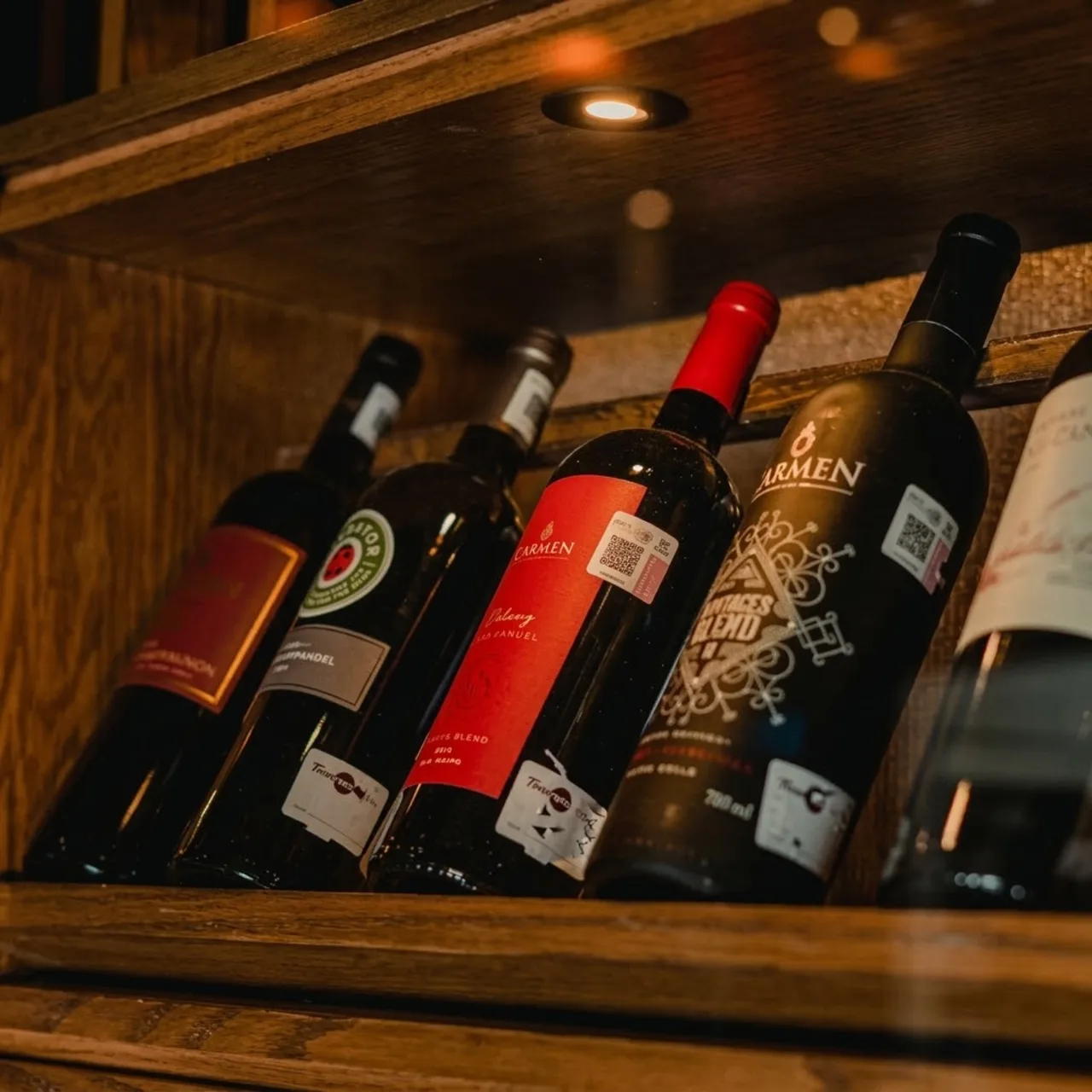 Botellas de la cava de vinos